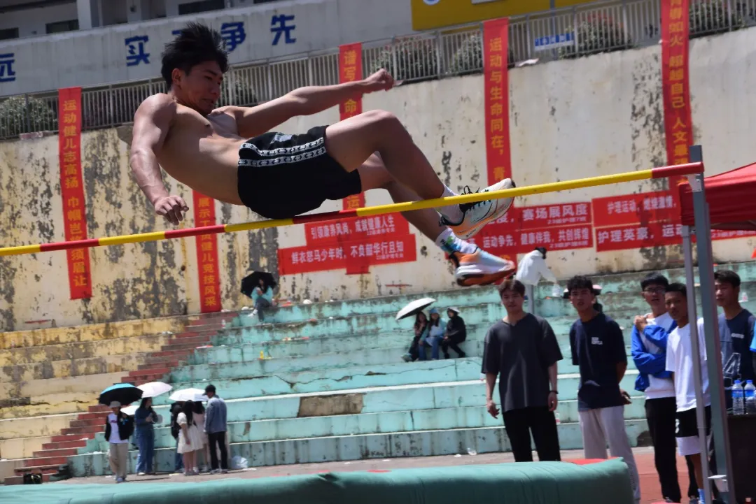 爱游戏娱乐-进入极限：运动员挑战自我极限的精彩瞬间